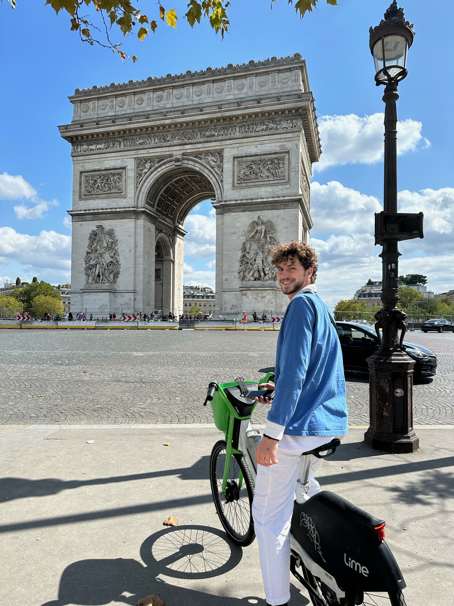 Stephen Shaw in in front of the Arc de triomphe