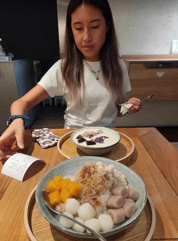 student enjoying dessert with their language partner, Annie