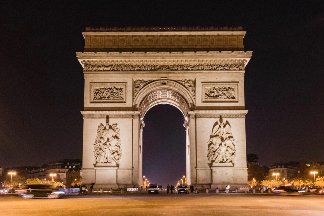 l'arc de triomphe at night