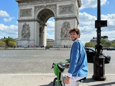 Stephen Shaw in in front of the Arc de triomphe