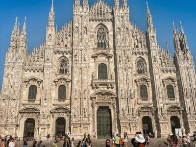 student standing in front of the Duomo di Milano