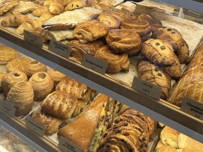 picture of baked pasteries in a parisian bakery