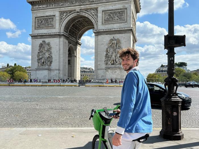 Stephen Shaw in in front of the Arc de triomphe